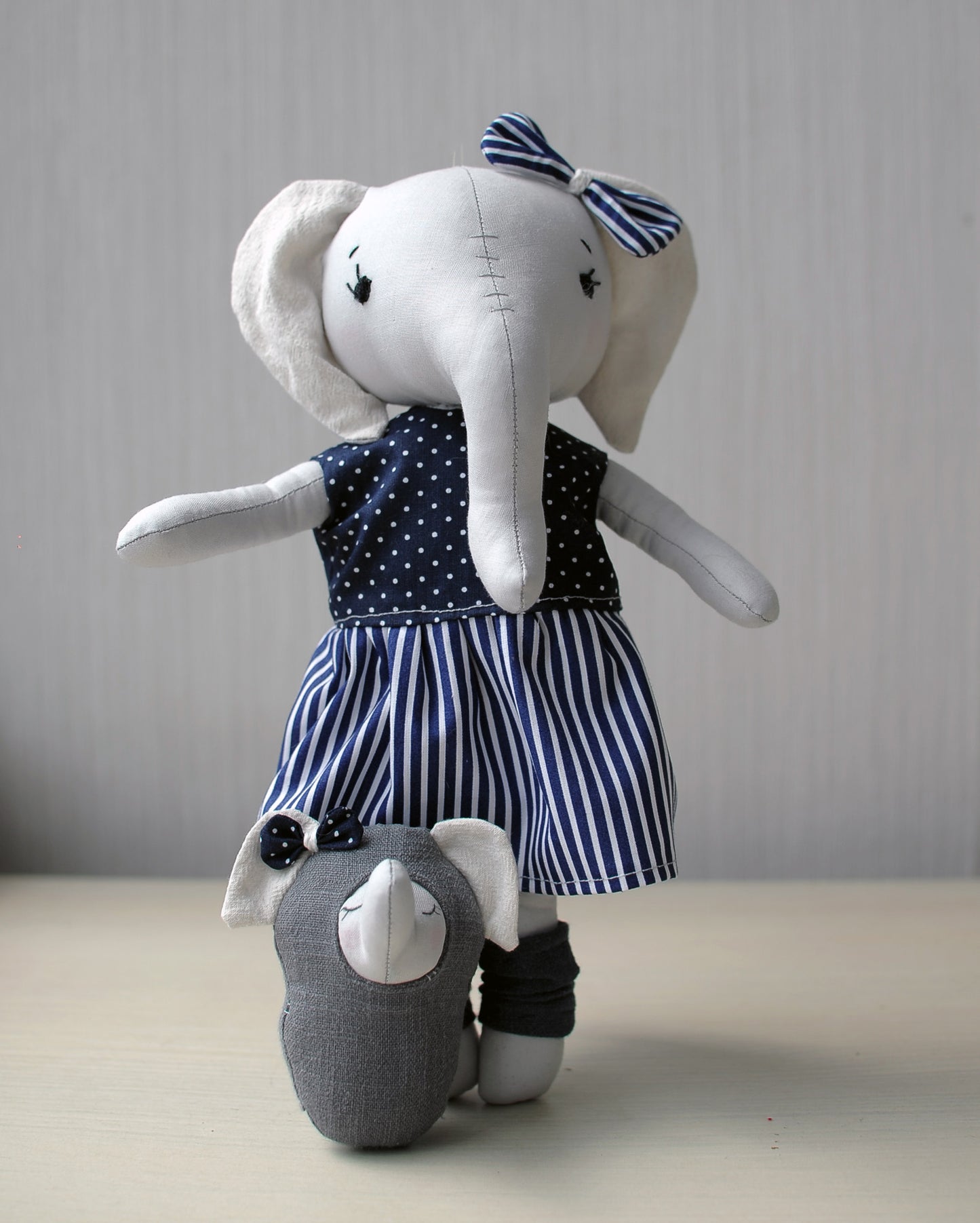 Mom and baby elephant dolls