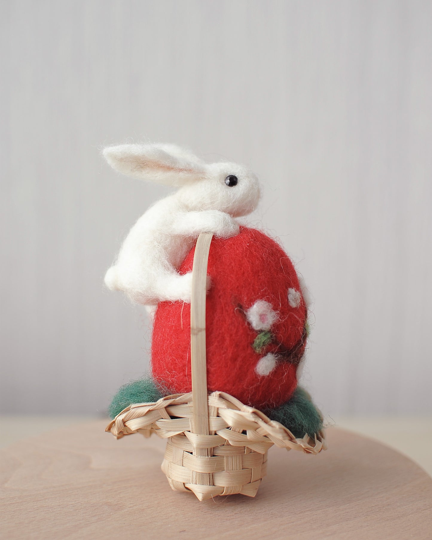 Lapin et oeuf de Pâques feutrés à l'aiguille