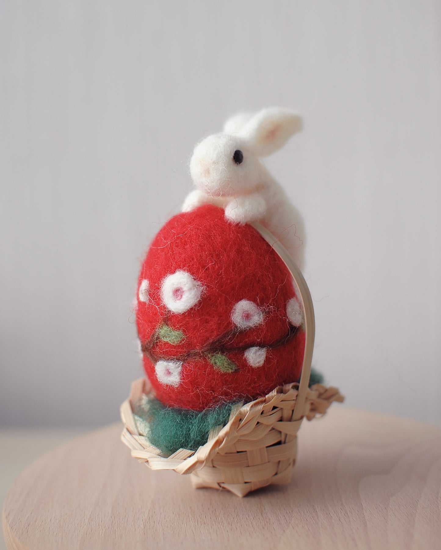 Lapin et oeuf de Pâques feutrés à l'aiguille