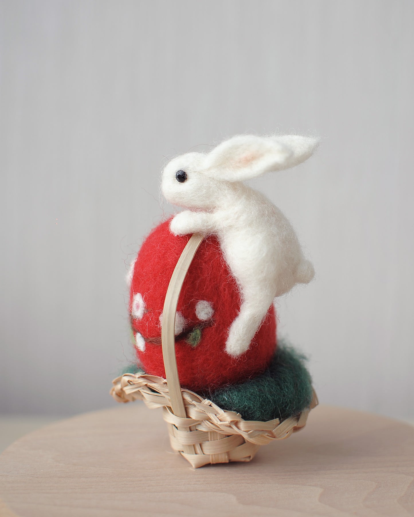 Lapin et oeuf de Pâques feutrés à l'aiguille