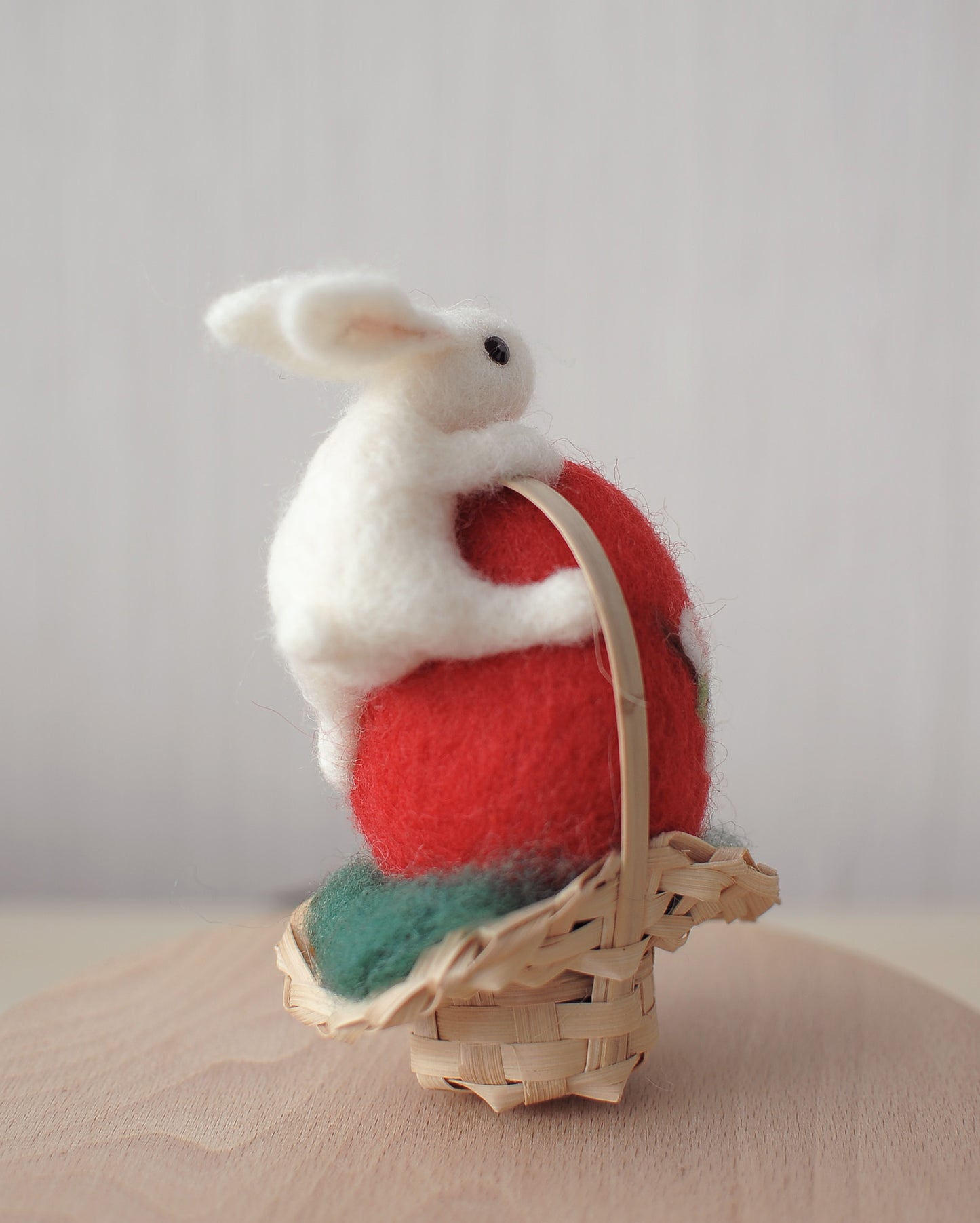Lapin et oeuf de Pâques feutrés à l'aiguille