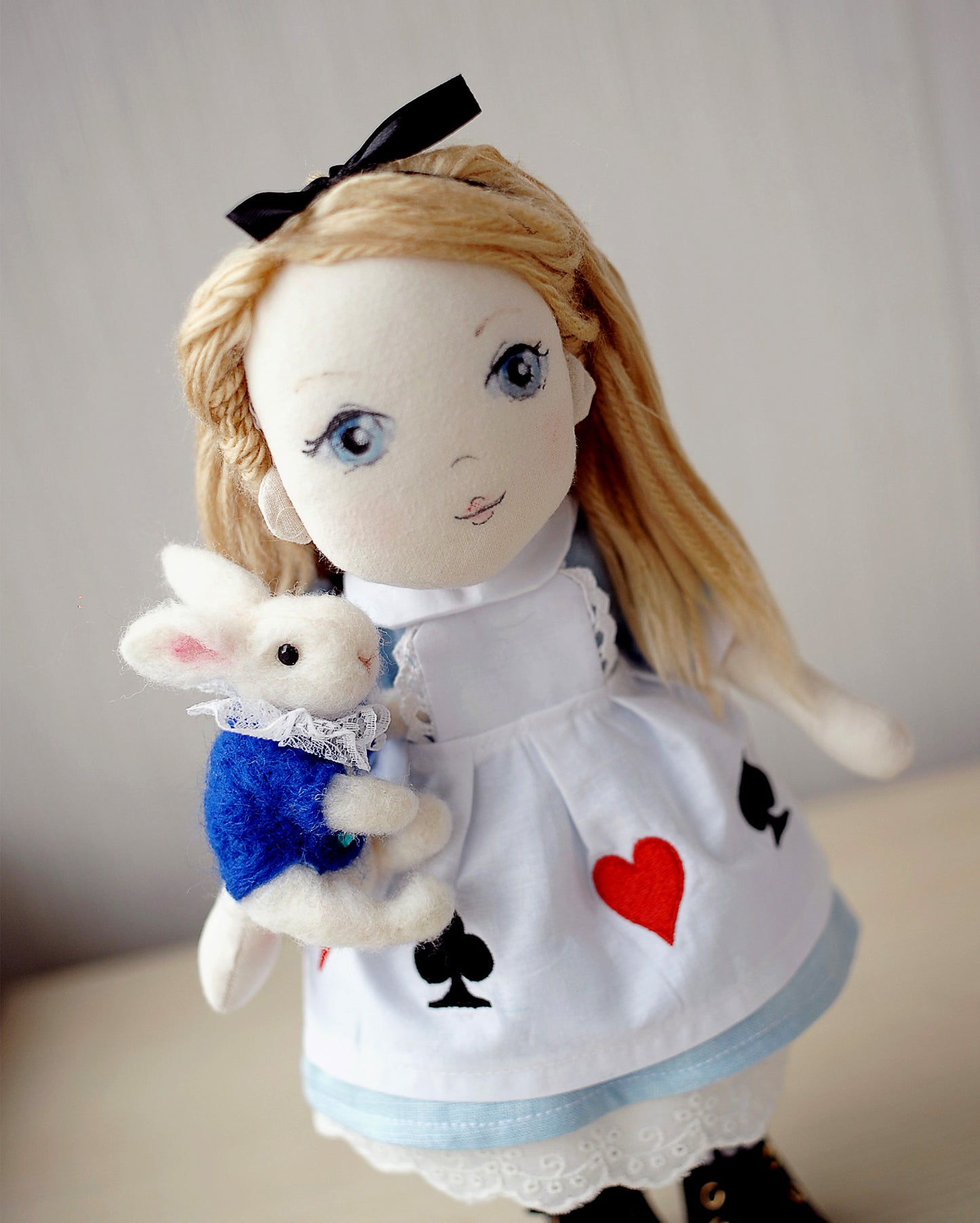 Alice în Țara Minunilor și Iepurele Alb