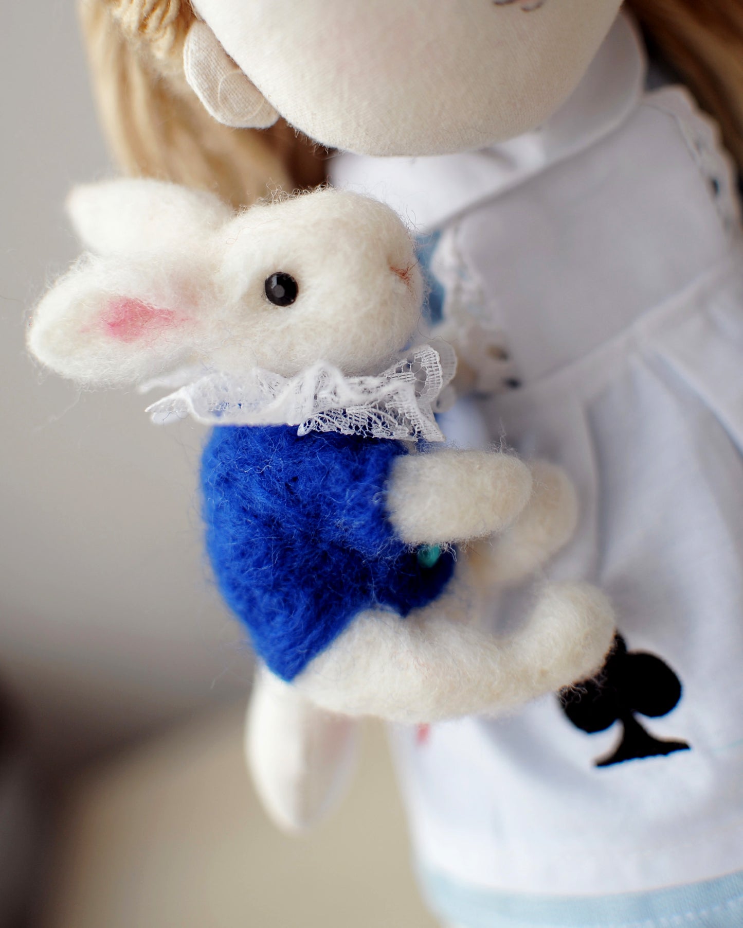 Alice în Țara Minunilor și Iepurele Alb