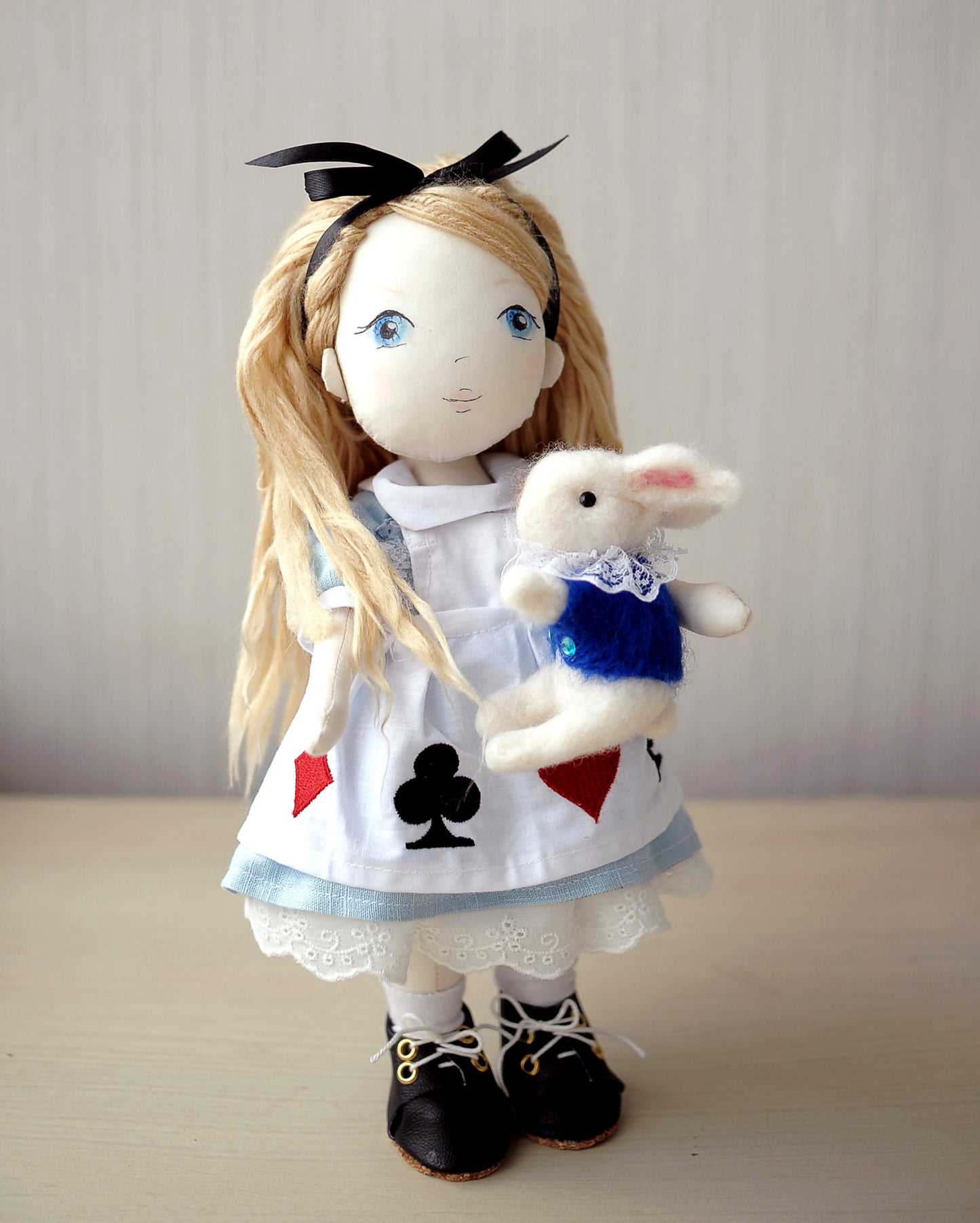 Alice în Țara Minunilor și Iepurele Alb