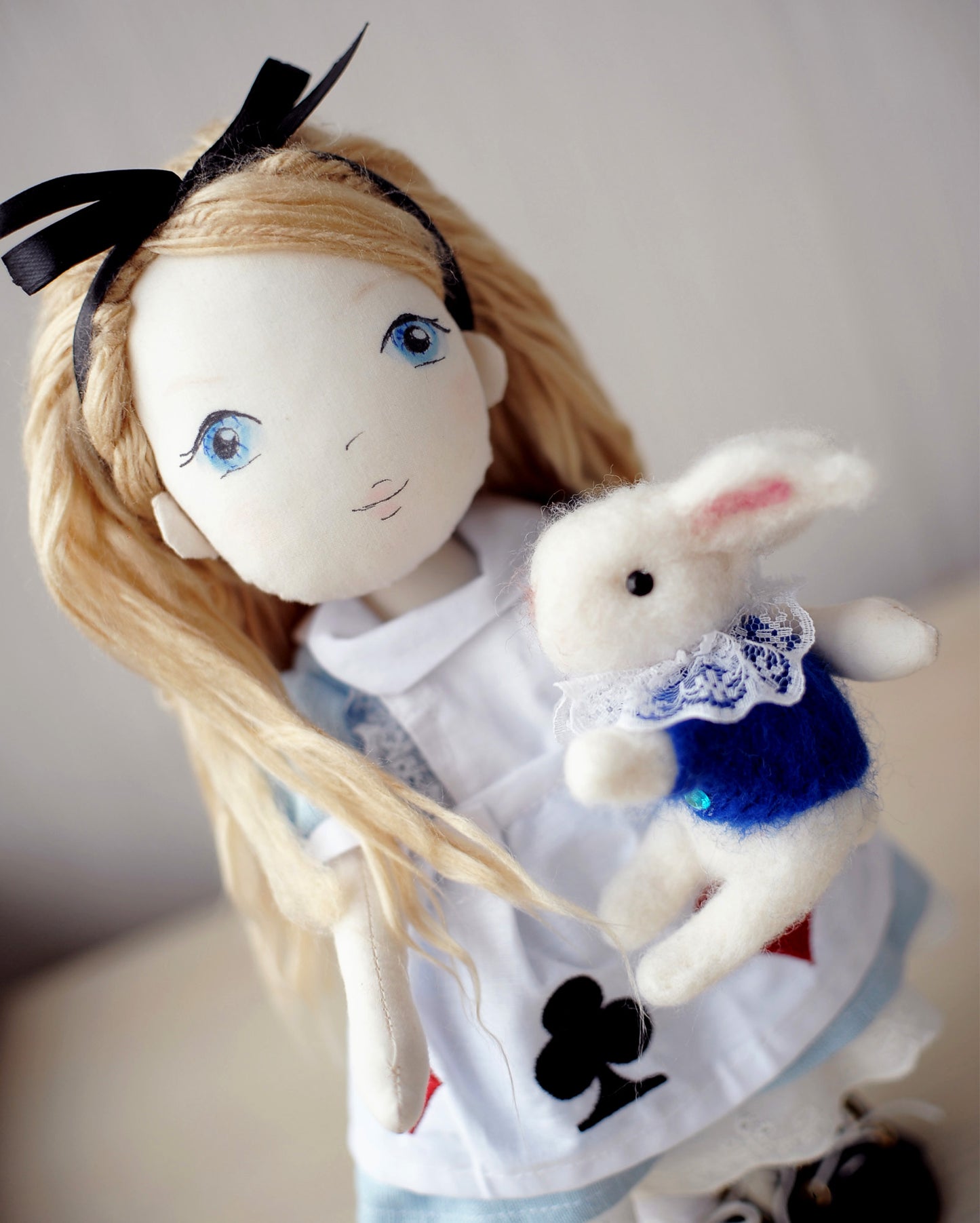 Alice în Țara Minunilor și Iepurele Alb