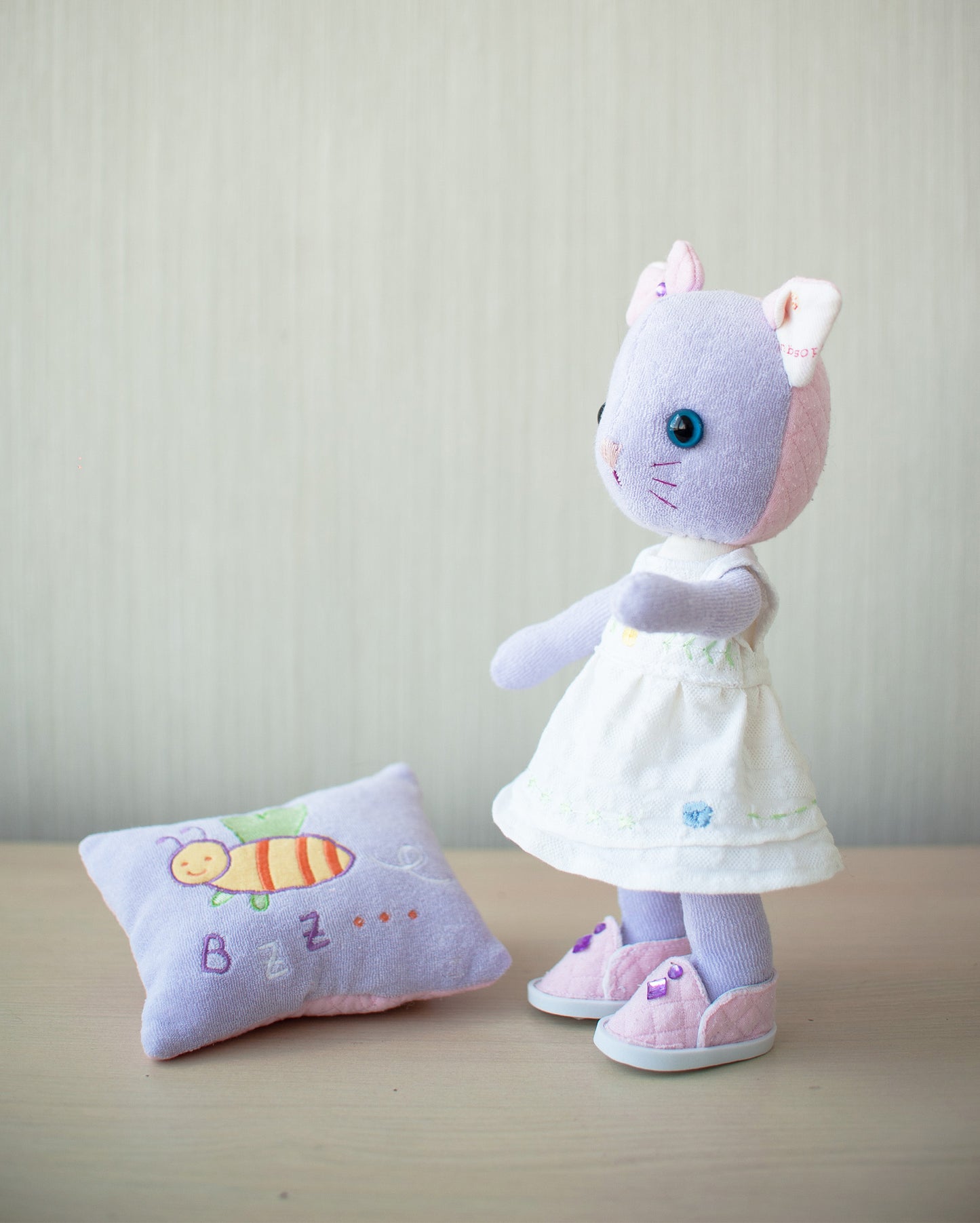 Peluche mémoire avec vêtements de bébé - Chaton