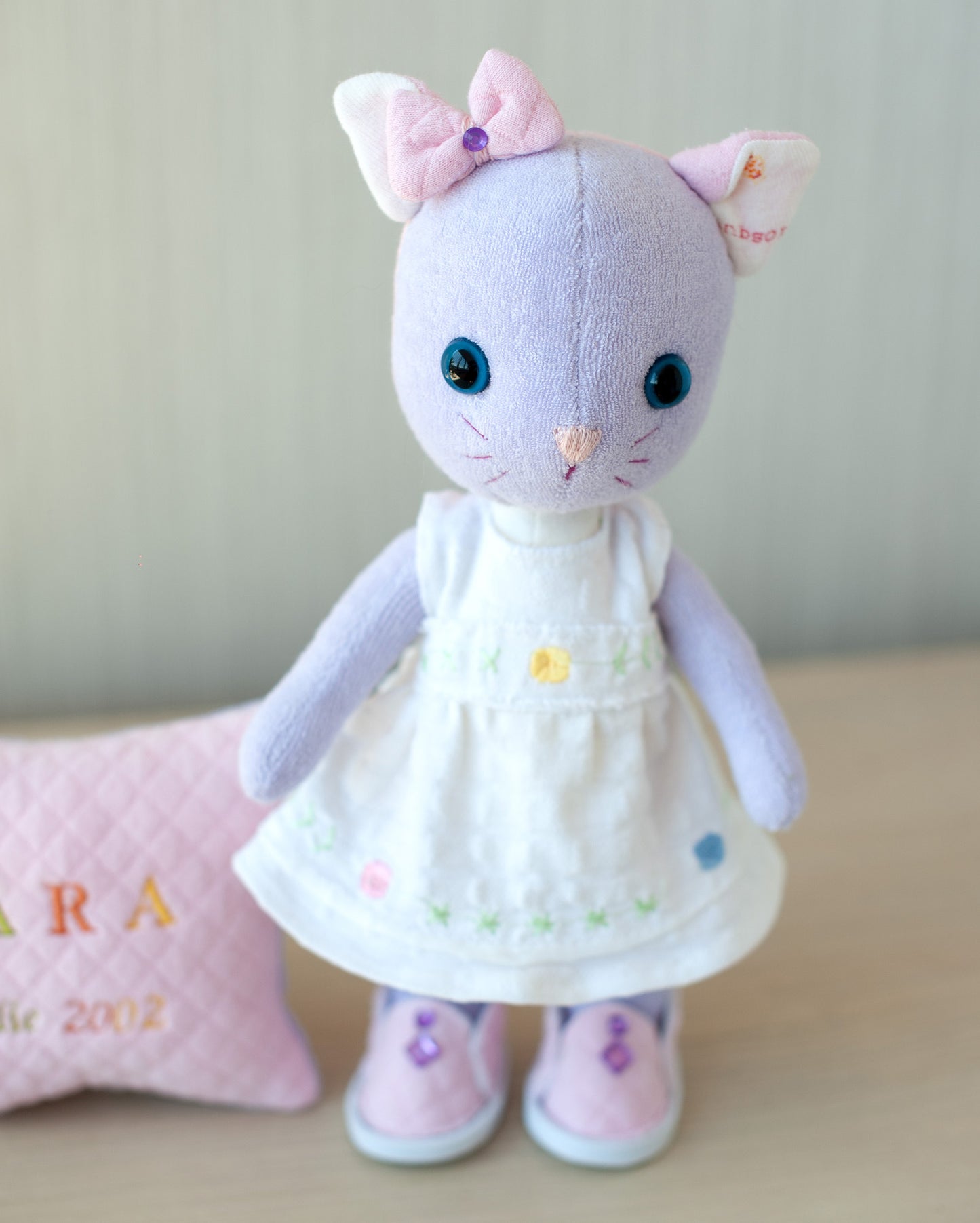 Peluche mémoire avec vêtements de bébé - Chaton