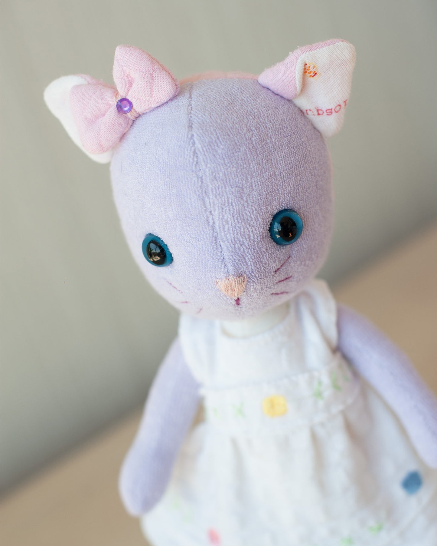 Peluche mémoire avec vêtements de bébé - Chaton