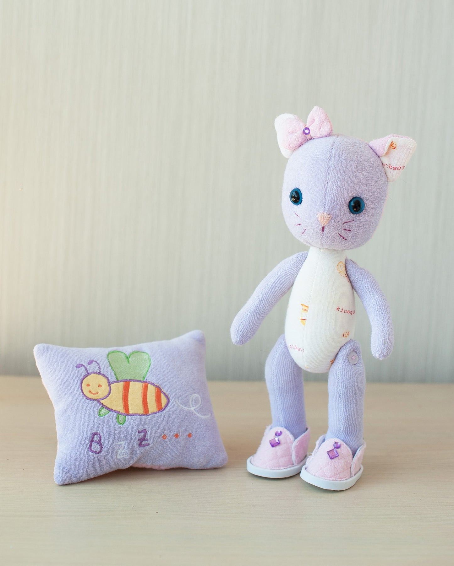 Peluche mémoire avec vêtements de bébé - Chaton