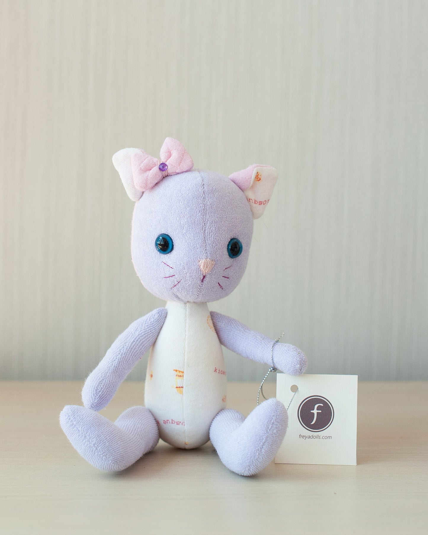 Peluche mémoire avec vêtements de bébé - Chaton